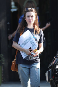 52142295_lily-collins-19.jpg