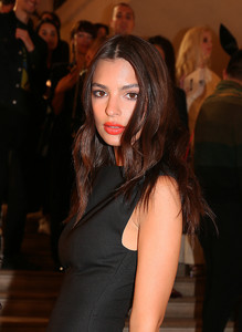 52628695_emily-ratajkowski-2.jpg
