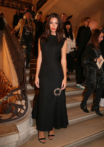 52628739_emily-ratajkowski-7.jpg
