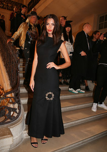 52628799_emily-ratajkowski-11.jpg