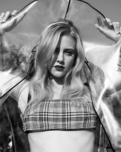 52734794_lili-reinhart-photoshoot-for-w-magazine-2017-10.thumb.jpg.d03a9b33999235d745e7ed8d7246a6d7.jpg