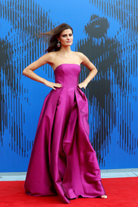 Isabeli+Fontana+Franca+Sozzani+Award+74th+ZC3JUbQoSSkx.jpg