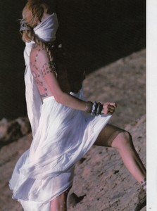 59b3a5a3ed42f_AnnetteKarlssonVogueAustraliaJanuary1985MagneticCentreMichelComte3.thumb.jpg.a2ae4409c777eb757a276c8369a806fc.jpg