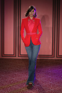 59b3b7dbf2340_BellaHadidBrandonMaxwellRunwaySeptembermrLT6iBgqymx.thumb.jpg.40aff60bcc50ee2221c10757203824a9.jpg