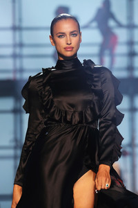 Irina+Shayk+Philipp+Plein+Runway+September+HEEg6O5eASBl.jpg