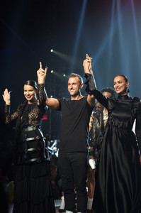 Adriana+Lima+Philipp+Plein+Front+Row+September+0K1oWKvjMW5l.jpg