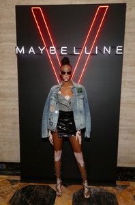 Winnie+Harlow+Evening+Maybelline+Mansion+Presented+v2g-K4Twm4hx.jpg
