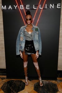 Winnie+Harlow+Evening+Maybelline+Mansion+Presented+Wr_cL6UWvmGx.jpg