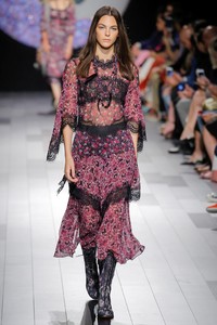 59b7704b5f790_vittoriac-ss2018-AnnaSui1.thumb.jpg.7fcafbae4293b4dc5542ca7517c1e85b.jpg