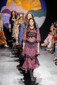 59b7704dbc271_vittoriac-ss2018-AnnaSui4.thumb.jpg.c01e379d494cb311c2379ab927758057.jpg