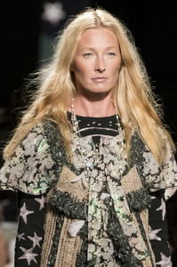 59b8389cd3d73_AnnaSuiSpring2018Details0byQ-yLmT1Ex.thumb.jpg.08c7efe7ea43d3443e3aca0a1b4011bb.jpg