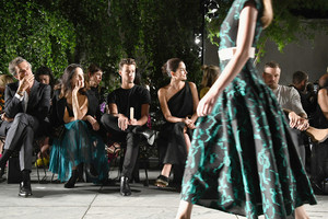 59b84df9f2893_LilyAldridgeCarolinaHerreraFrontRowSeptemberwEbaPy6whOfx.thumb.jpg.2f902f00dd6dad9d9fd37e3a5cab28a0.jpg