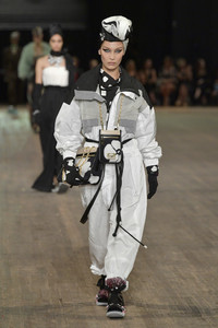 59ba66d819284_BellaHadidMarcJacobsSS18CollectionRunwayX8GvnGIMXnBx.thumb.jpg.eff7f320654b44df056e2b28a3efc72d.jpg