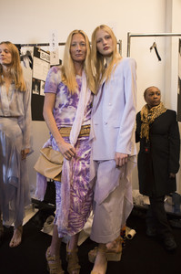 59bbfab3751c3_MichaelKorsSpring2018BackstagekqfOwiIHbPix.thumb.jpg.cc5e259e94a6cfe8c7f6e360e69bda46.jpg