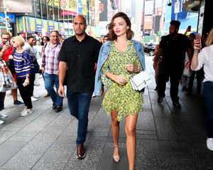 59bcbc6a9c6f6_MirandaKerrMirandaKerrCelebratesArrivalbupDrWbADScx.thumb.jpg.efd0449b484081e0493c9ffc5ceaa233.jpg