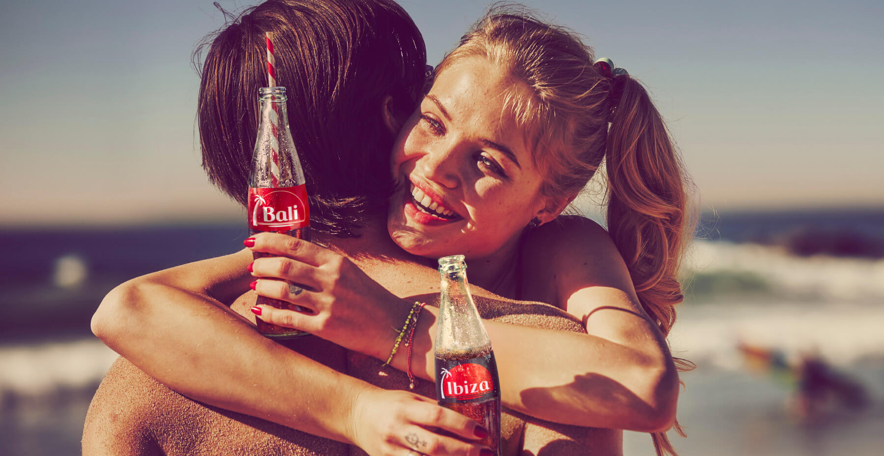 Кока кола будешь пить. Девушка с газировкой. Cola и девушка. Кока кола на пляже. Девушка пьет колу.
