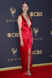 59bf170cba3e4_Yvonne_Strahovski_Emmy_Awards(8).thumb.jpg.cae2708827918945b297c7e22e4217bc.jpg