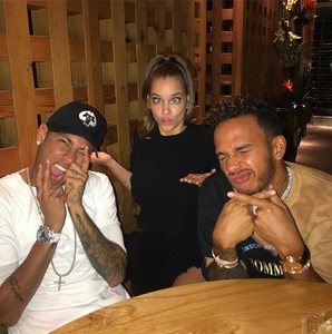 59c05245acaef_2017-09-18neymarjr-CrazyFriends.thumb.jpg.e0723a471d41e6cd60ab64e17811833a.jpg