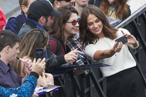 59c5668f74530_AliciaVikanderSubmergencePhotocall65th8sRWEhgHVqNx.thumb.jpg.c05cf0a386f6a724169af1e7db49c1e9.jpg