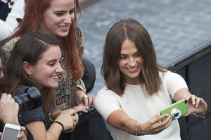 59c566a7f05f6_AliciaVikanderSubmergencePhotocall65thyxLcyzQeKyvx.thumb.jpg.41574122f80963249fbcc815727bede5.jpg