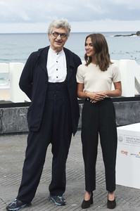 59c56a9e01632_AliciaVikanderSubmergencePhotocall65thacG_sDy8xr1x.thumb.jpg.8db1c3171c0fb1b47d0135840cc4c808.jpg