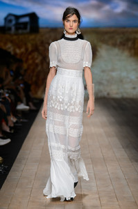 Elisabetta+Franchi+Spring+2018+4VM_hhh3hm7x.jpg