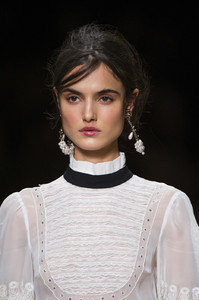 Elisabetta+Franchi+Spring+2018+Details+bOinO7hPh4bx.jpg