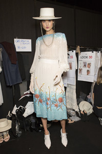 Elisabetta+Franchi+Spring+2018+Backstage+M-mQYwnrawNx.jpg