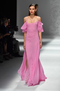 59c75562883a1_BlumarineRunwayMilanFashionWeekSpringj-0KFivt2owx.thumb.jpg.8a52b723cbdd0dce142a3a4bac2a58c8.jpg