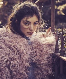      lorde240917BZNimage9.jpg