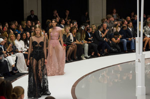 59c8183c77470_RalphRussoSpring2018ewj-bSQZZunx.thumb.jpg.c06a22cc4df47dfcadc013ab4d060aab.jpg