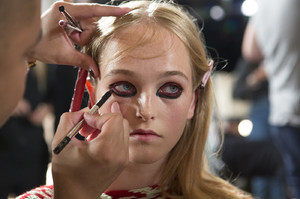 59c8224b15cbe_FashionEastSpring2018BackstageDYlTg0vdhtax.thumb.jpg.c6ae253051e4dd0e927c392ce45d9922.jpg
