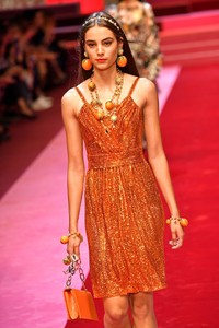 59c830bc1b551_DolceGabbanaRunwayMilanFashionWeekSpringZknjAatxmKUx.thumb.jpg.a3fc1c6d427f445b9e781f218b037405.jpg