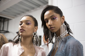 59c831cc573ba_TopshopFall2017BackstagetGcjScYmxQ-x.thumb.jpg.e3c02bdb4701f17a14905297122e3dd5.jpg