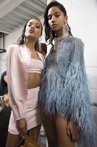 59c831cfa0e5d_TopshopFall2017Backstagex2Tl3C0J-sYx.thumb.jpg.dd20f1827b0821754ec8acf76ebc287f.jpg