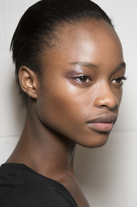 59c83280a3a1a_TopshopFall2017BackstageVzVaYpDP2Gpx.thumb.jpg.e8f2171e737e4e432c6612718fec8d58.jpg