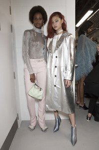 59c83328887a7_TopshopFall2017BackstageDhIc_SHQKhyx.thumb.jpg.20ebfe6036be061e6569d0c13ec9f75b.jpg
