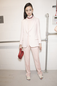 59c83ec42327d_TopshopFall2017Backstage1HlbVKBSvRnx.thumb.jpg.f6a497ec09a962f080bc0dbdf7c817cf.jpg