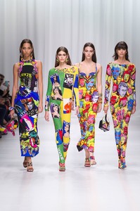 59cc2841c9601_versace_women_SS18-(57)(1).thumb.jpg.a5e2a66e38a69a35bea225504df31b17.jpg