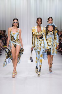 59cc3154cfcd2_versace_women_SS18-(31)(1).thumb.jpg.52cf9f05f5b2c7fdee83ab39be72b611.jpg