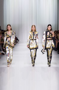 59cc3d8139049_versace_women_SS18-(17)(2).thumb.jpg.de243da4cde8f182586867f8fd49a106.jpg