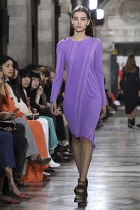 59cd4d10ba627_AtleinRunwayParisFashionWeekWomenswear0OaJEUmeGYUx.thumb.jpg.8af3bf7e72b0640f728a74705630be73.jpg