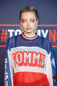 Caroline+Vreeland+Tommy+Hilfiger+TOMMYNOW+yRJzicaBUArx.jpg