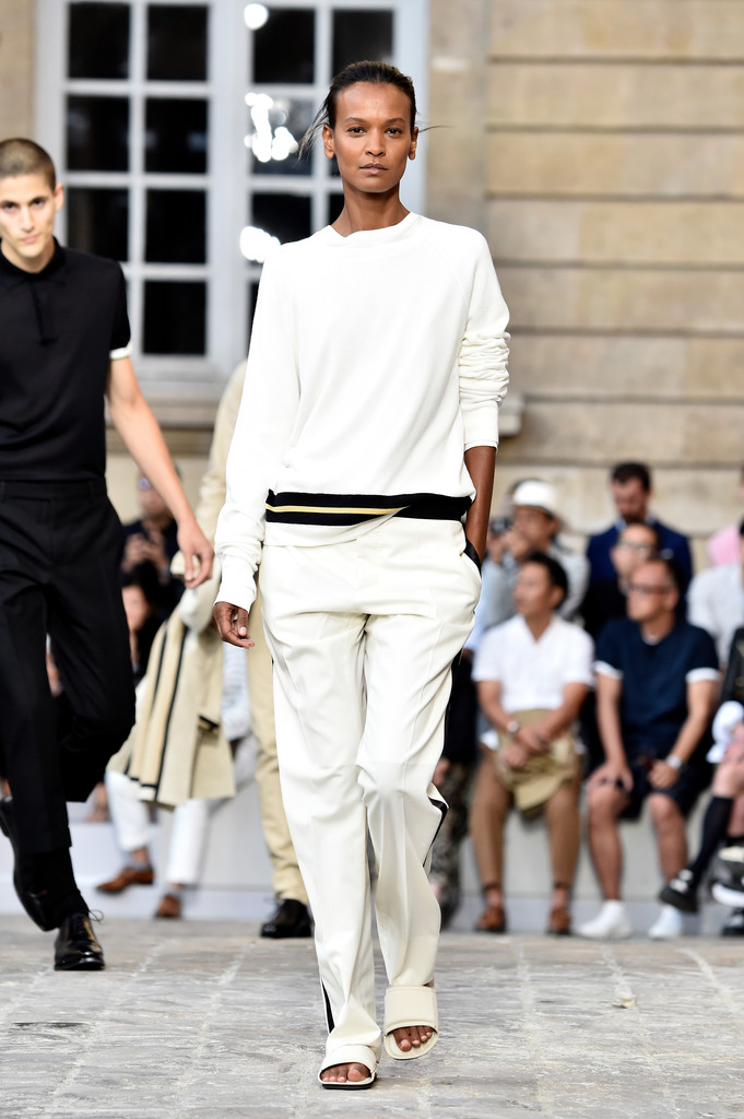 Model Liya Kebede walks on the runway at the Tory Burch fashion show during  Spring/Summer 2022 Collections Fashion Show at New York Fashion Week in New  York, NY on Sept. 12, 2021. (