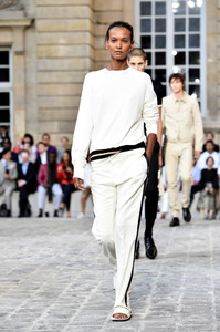 Liya+Kebede+Berluti+Runway+Paris+Fashion+Week+MSBkRgNFpCKx.jpg