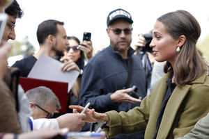 59cebaa94c694_AliciaVikanderEuphoriaPressConferencenRS7oxv-JXyx.thumb.jpg.bf11e805ad2e4aaf074ca4b0d8445e6b.jpg