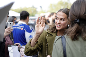 59cebaff89d32_AliciaVikanderEuphoriaPressConferenceXActDtmDQFix.thumb.jpg.cb4f6ce1c796a40fd144ef1fe85cdc18.jpg