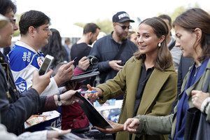 59cebb404625c_AliciaVikanderEuphoriaPressConferencerWFW2E9ZmU_x.thumb.jpg.35f593662d421417a03ff386012c4a25.jpg