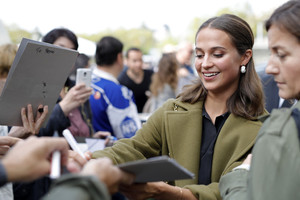 59cebb566dae8_AliciaVikanderEuphoriaPressConferencesLuVUgS2vsWx.thumb.jpg.c2b29f51921749996366346d5123d53f.jpg