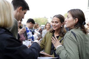 59cebb6e55f5b_AliciaVikanderEuphoriaPressConference5Z0XZjUNIEzx.thumb.jpg.54db44bfdb046626440a95771a1723e3.jpg